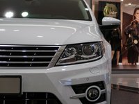 white-car-on-autosalon.jpg